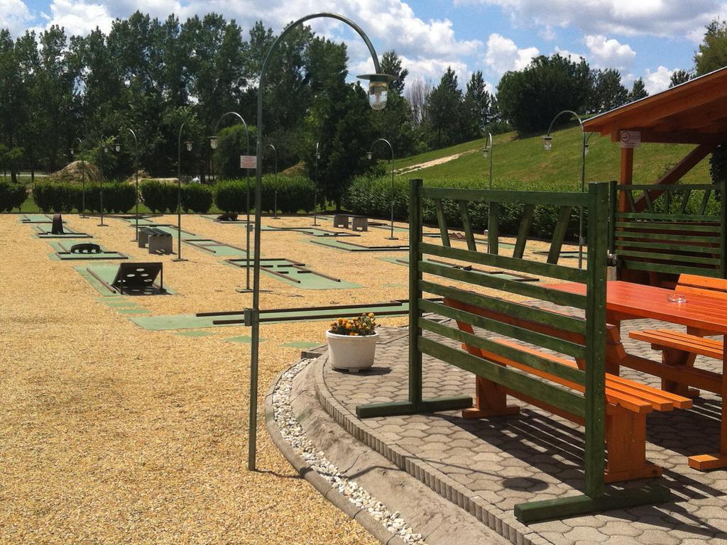 Golf Étterem és Panzió Kaposvár Exterior foto